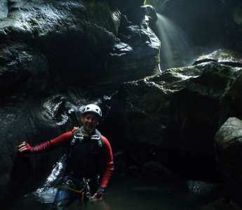 Rio Grognardo (Torrente di Cetta) - 
        nella grotta
    