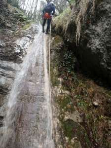 Fosso delle Pisciarelle - 
        cascate sopra il sentiero(1parte)
    