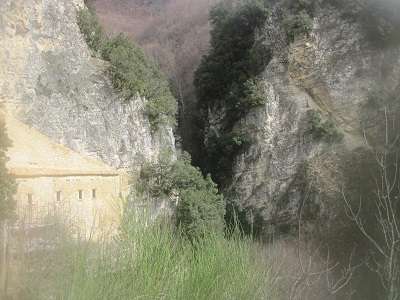 Fosso della Fonte di San Renzano - 
        uscita vista dall'eremo
    