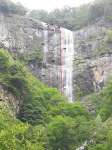Rio della Pissa - 
        le nuove calate sulla cascatona di 120 mt
    