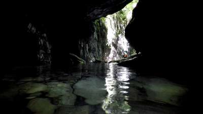 Val Calcino - 
        grotta lungo il percorso
    