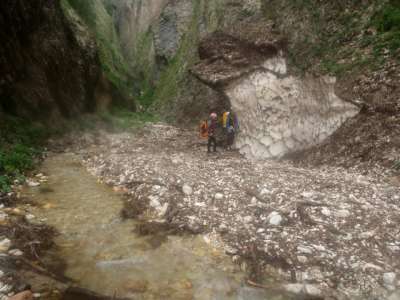 Forra dell' Acquasanta - 
        relitto nevaio all'uscita
    