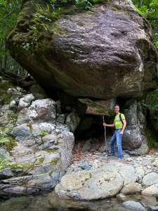 Rio delle Secche - 
        Caratteristico riparo di roccia, al termine del percorso, poco a valle della confluenza del Rio delle Secche nel Rio Rostiolo
    